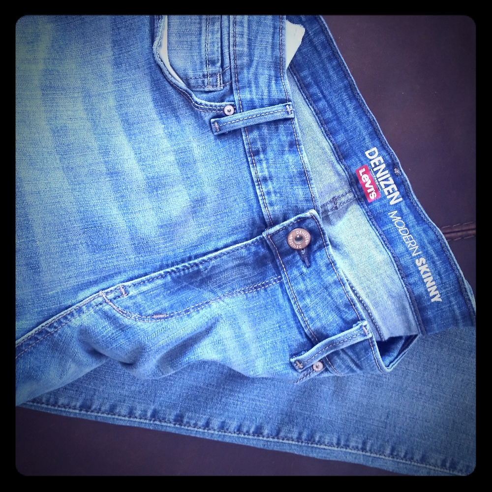Women's Levis jeans